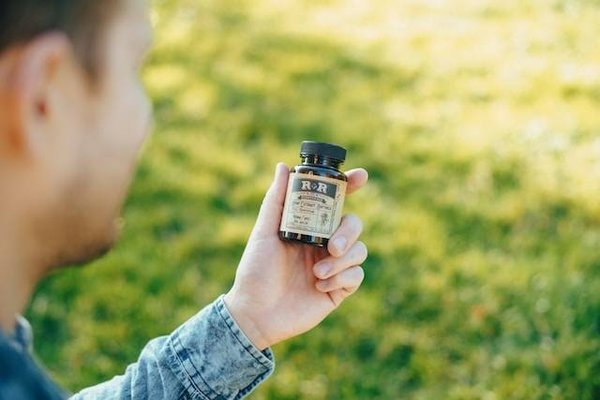Les effets indésirables et les interactions possibles du CBD avec d'autres médicaments
